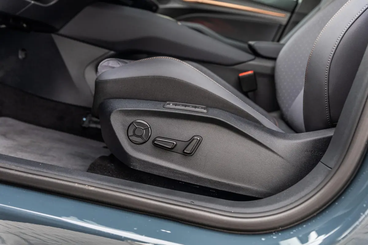 211pk Performance First Edition 56 kWh | Sennheiser | Autonome Parkeerfunctie | Sportstoelen