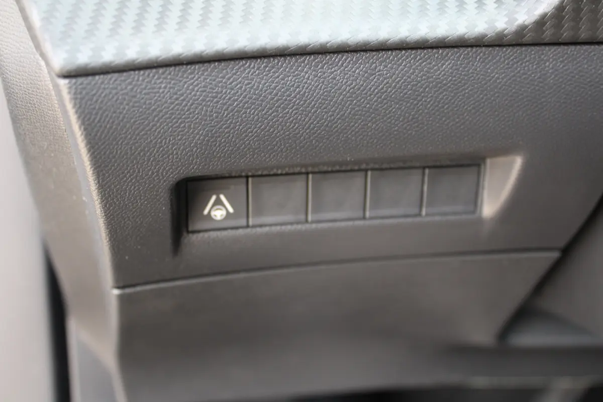 1.2 Hybrid 145 GT | Active Safety Brake met camera en radar (automatisch noodremsysteem) met Distance Alert (waarschuwing dreigende aanrijding) | Advanced Active Safety Brake met camera en r