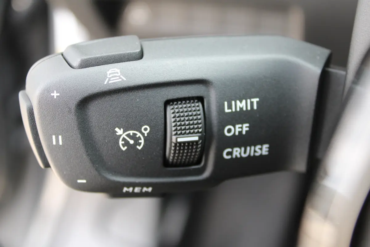 1.2 Hybrid 145 GT | Active Safety Brake met camera en radar (automatisch noodremsysteem) met Distance Alert (waarschuwing dreigende aanrijding) | Advanced Active Safety Brake met camera en r
