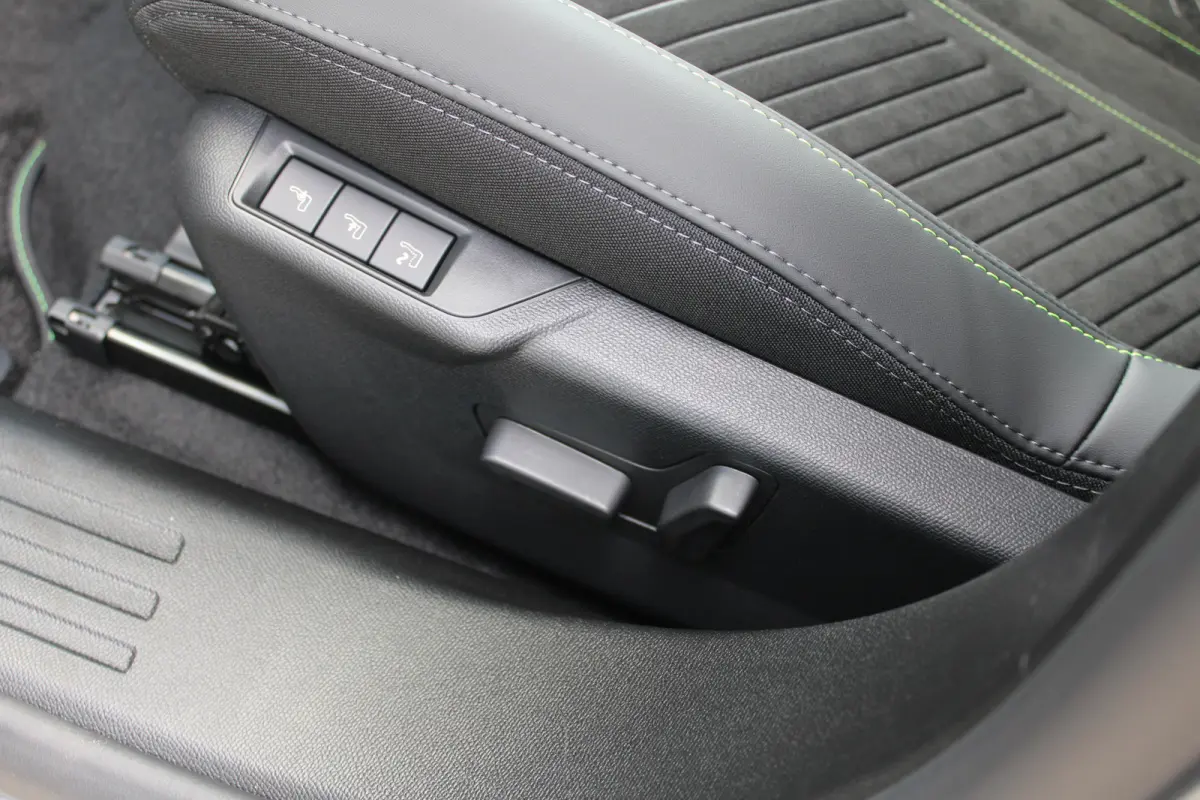 1.2 Hybrid 145 GT | Active Safety Brake met camera en radar (automatisch noodremsysteem) met Distance Alert (waarschuwing dreigende aanrijding) | Advanced Active Safety Brake met camera en r