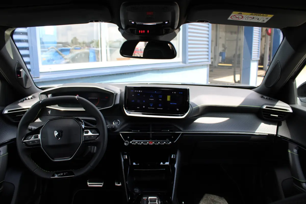 1.2 Hybrid 145 GT | Active Safety Brake met camera en radar (automatisch noodremsysteem) met Distance Alert (waarschuwing dreigende aanrijding) | Advanced Active Safety Brake met camera en r