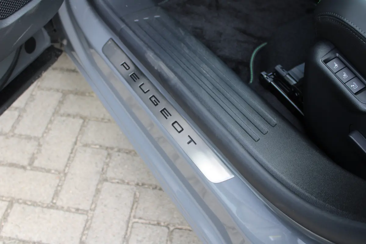 1.2 Hybrid 145 GT | Active Safety Brake met camera en radar (automatisch noodremsysteem) met Distance Alert (waarschuwing dreigende aanrijding) | Advanced Active Safety Brake met camera en r