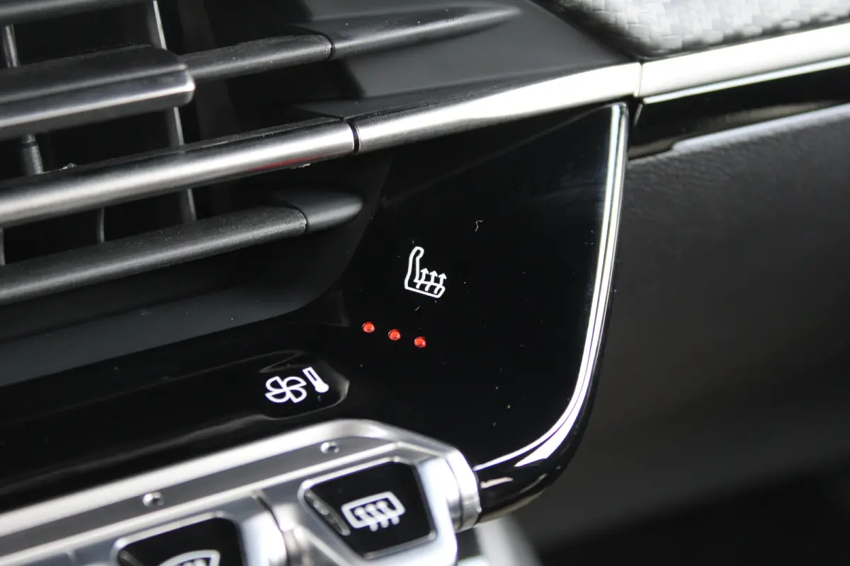 1.2 Hybrid 145 GT | Active Safety Brake met camera en radar (automatisch noodremsysteem) met Distance Alert (waarschuwing dreigende aanrijding) | Advanced Active Safety Brake met camera en r