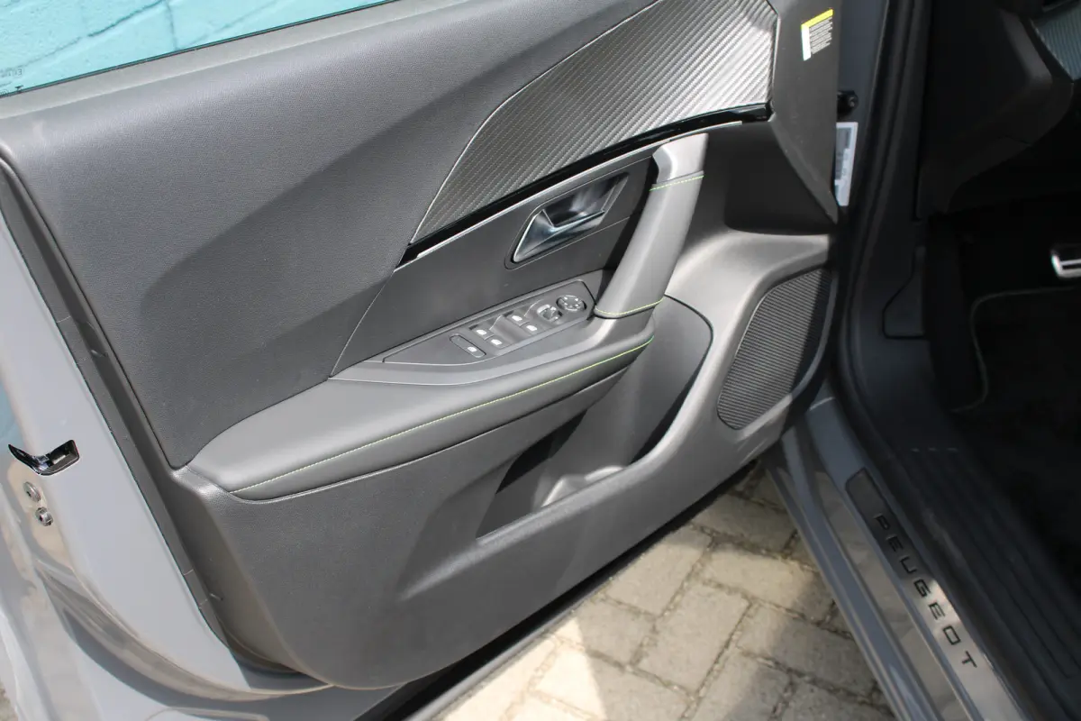 1.2 Hybrid 145 GT | Active Safety Brake met camera en radar (automatisch noodremsysteem) met Distance Alert (waarschuwing dreigende aanrijding) | Advanced Active Safety Brake met camera en r