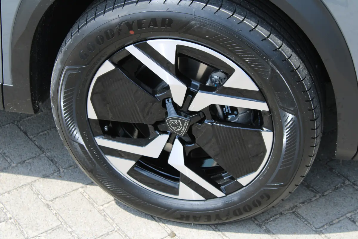 1.2 Hybrid 145 GT | Active Safety Brake met camera en radar (automatisch noodremsysteem) met Distance Alert (waarschuwing dreigende aanrijding) | Advanced Active Safety Brake met camera en r