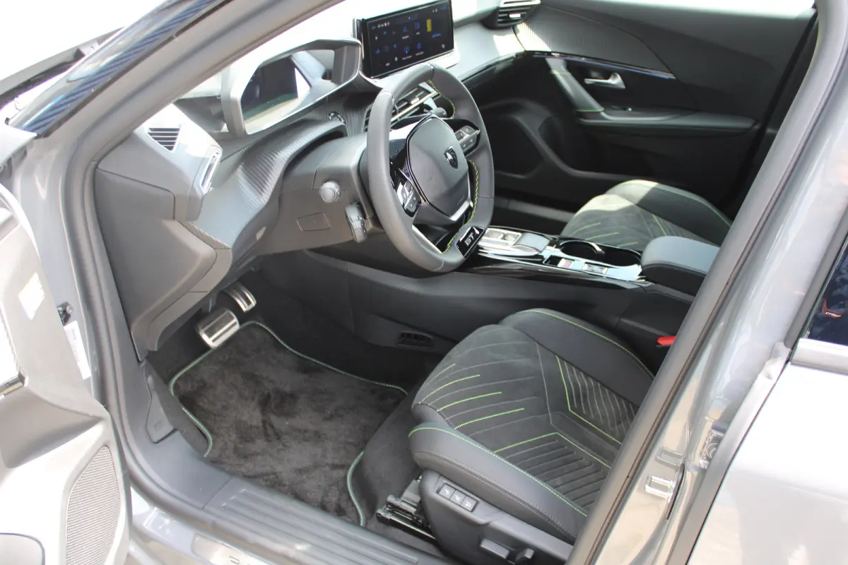 1.2 Hybrid 145 GT | Active Safety Brake met camera en radar (automatisch noodremsysteem) met Distance Alert (waarschuwing dreigende aanrijding) | Advanced Active Safety Brake met camera en r