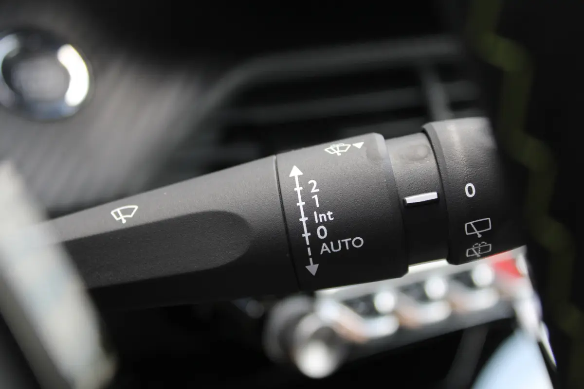 1.2 Hybrid 145 GT | Active Safety Brake met camera en radar (automatisch noodremsysteem) met Distance Alert (waarschuwing dreigende aanrijding) | Advanced Active Safety Brake met camera en r