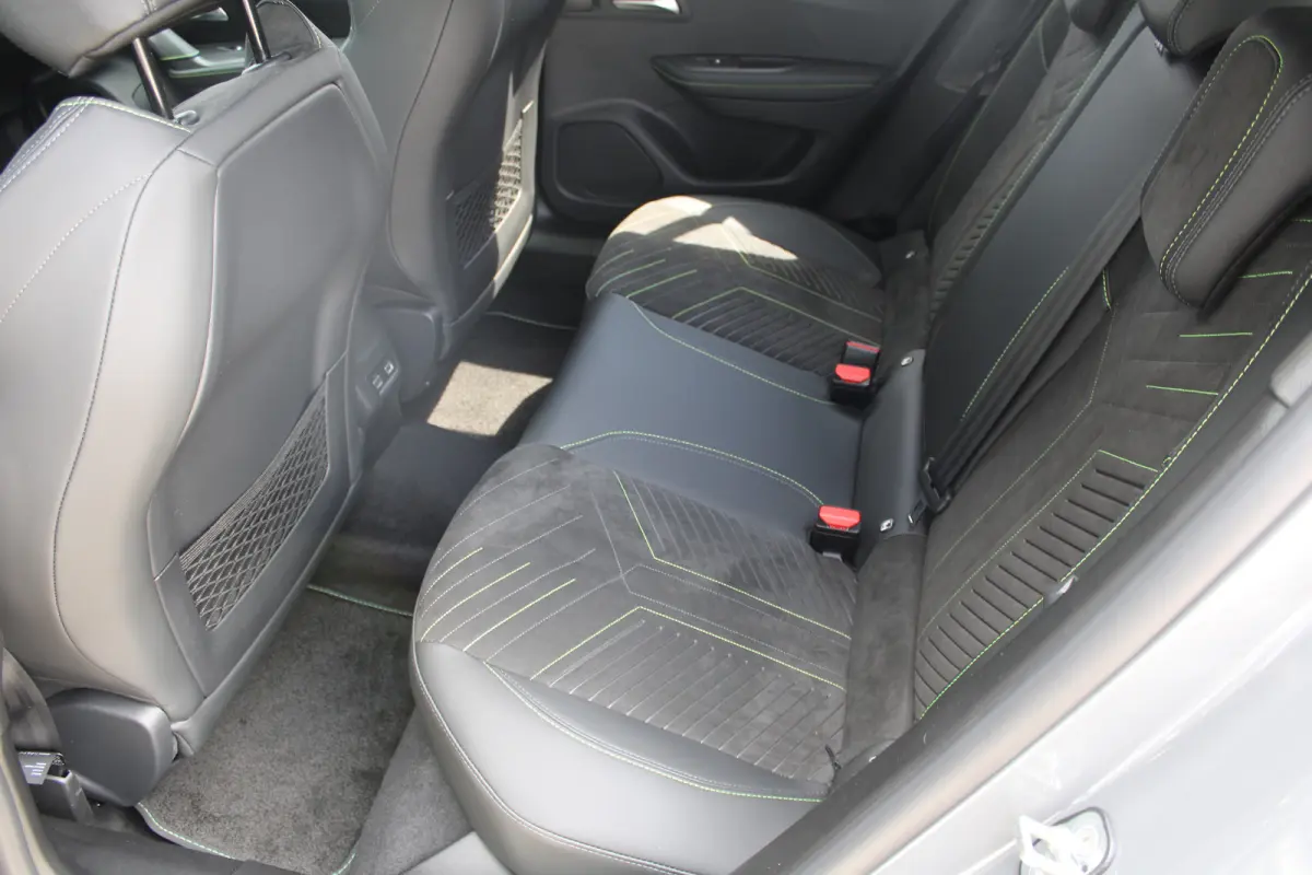 1.2 Hybrid 145 GT | Active Safety Brake met camera en radar (automatisch noodremsysteem) met Distance Alert (waarschuwing dreigende aanrijding) | Advanced Active Safety Brake met camera en r