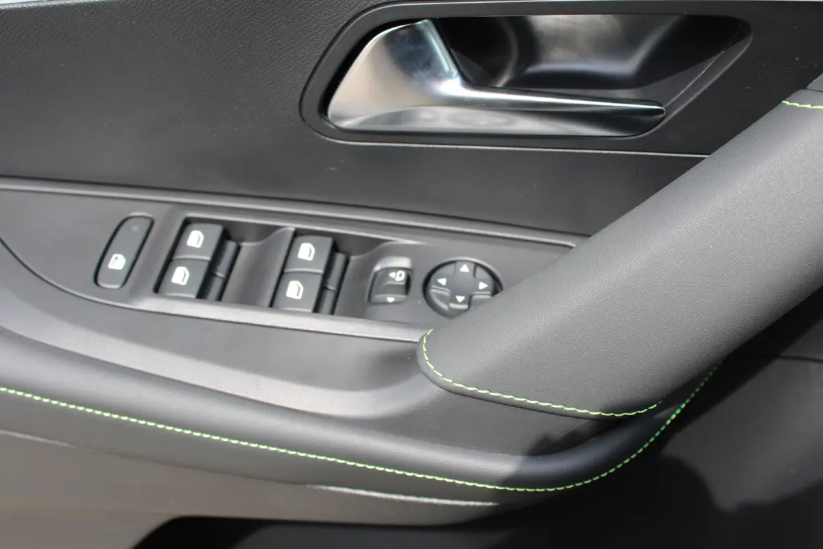 1.2 Hybrid 145 GT | Active Safety Brake met camera en radar (automatisch noodremsysteem) met Distance Alert (waarschuwing dreigende aanrijding) | Advanced Active Safety Brake met camera en r