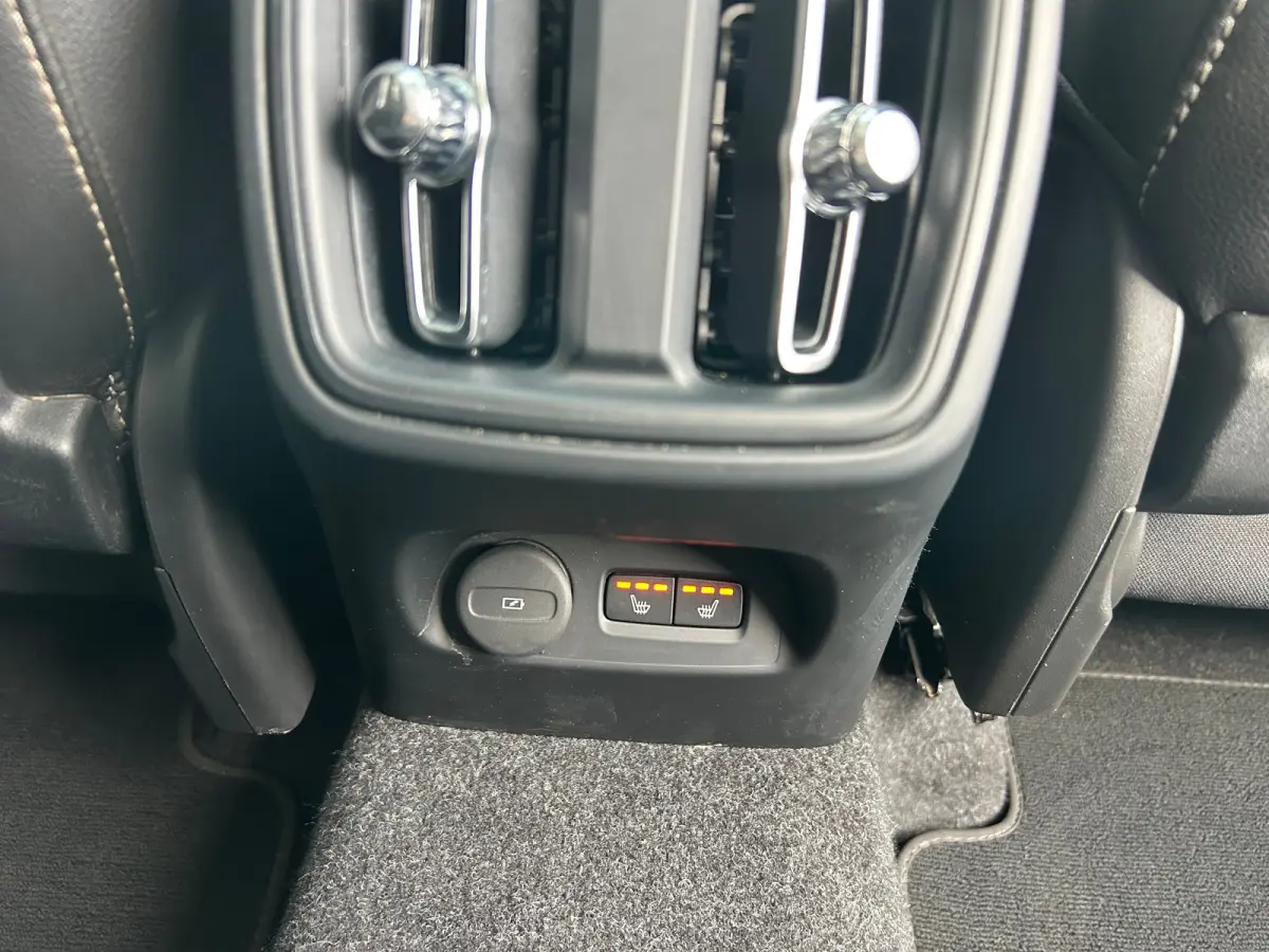 2.0 T5 AWD Intro Edition | Pano | Trekhaak | Pilot Assist | Harman/Kardon | Memory | 360 camera |