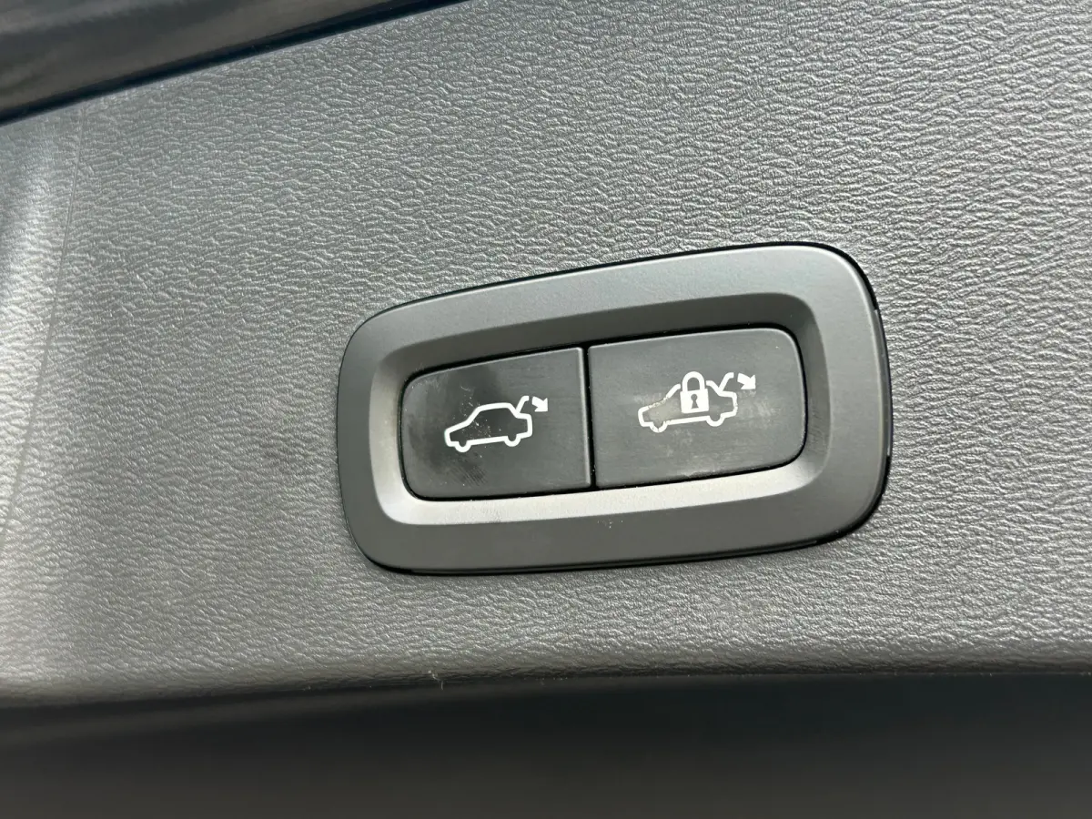 2.0 T5 AWD Intro Edition | Pano | Trekhaak | Pilot Assist | Harman/Kardon | Memory | 360 camera |