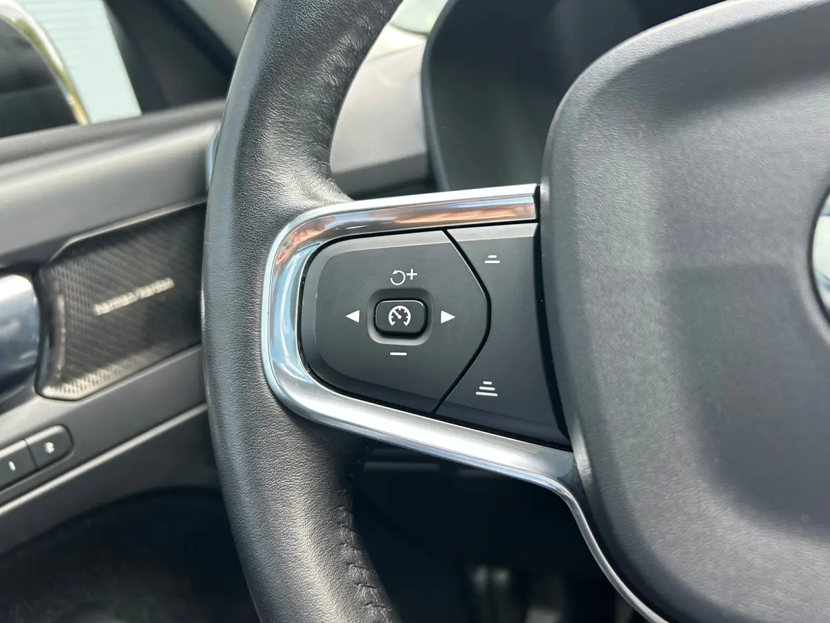 2.0 T5 AWD Intro Edition | Pano | Trekhaak | Pilot Assist | Harman/Kardon | Memory | 360 camera |