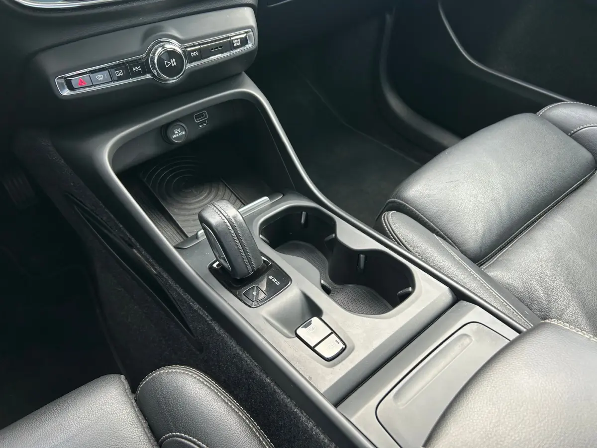 2.0 T5 AWD Intro Edition | Pano | Trekhaak | Pilot Assist | Harman/Kardon | Memory | 360 camera |