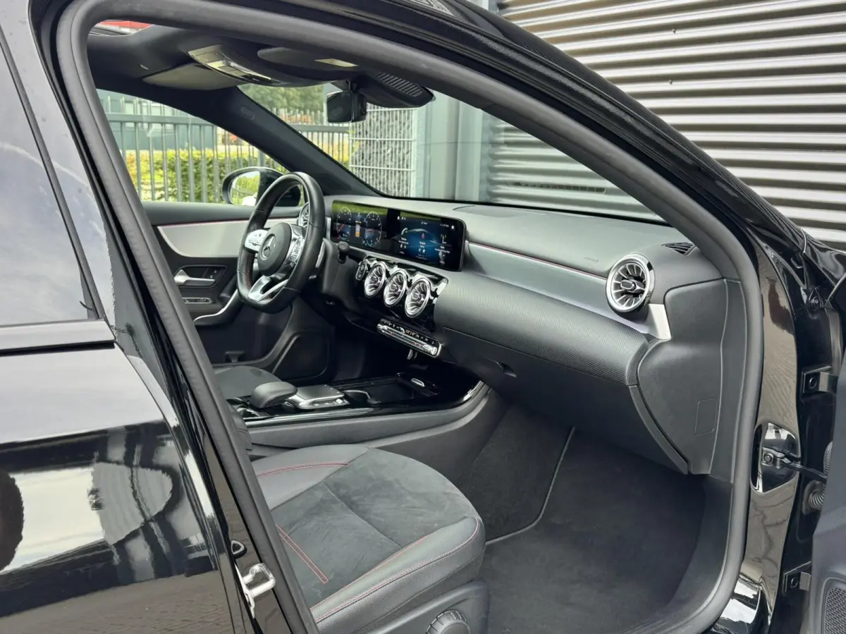 180 AMG|Pano|Ambient Lights|Night|Camera|CarPlay|Etc
