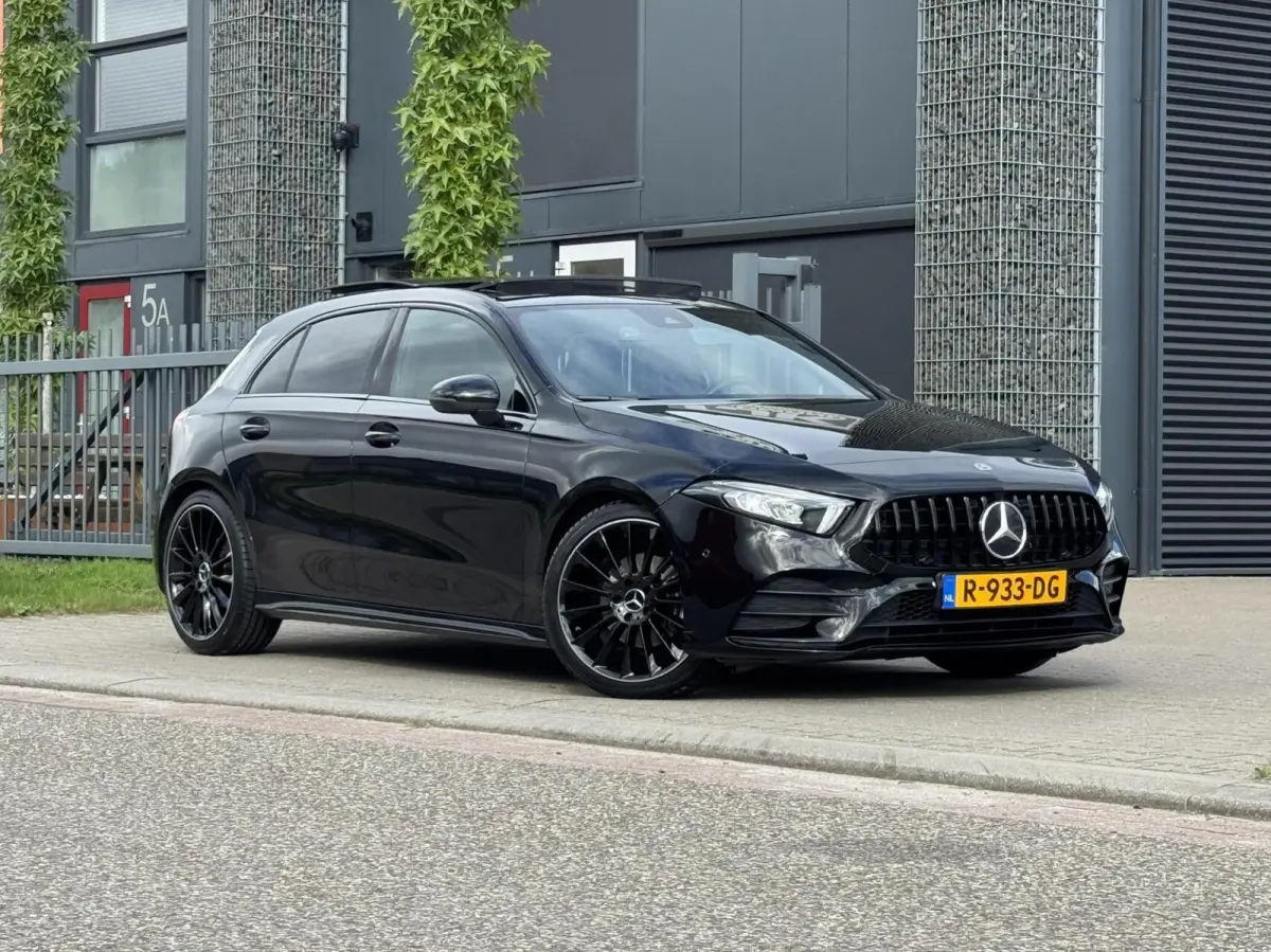 180 AMG|Pano|Ambient Lights|Night|Camera|CarPlay|Etc