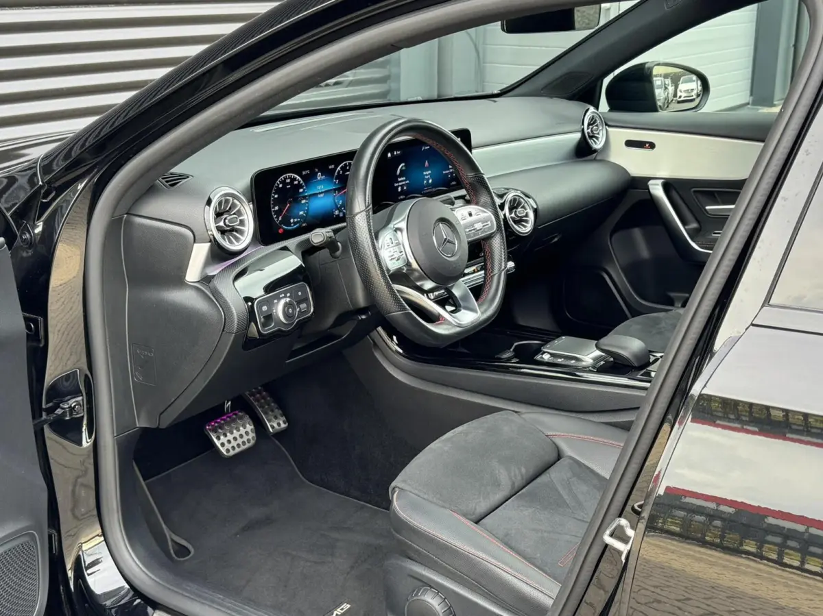 180 AMG|Pano|Ambient Lights|Night|Camera|CarPlay|Etc