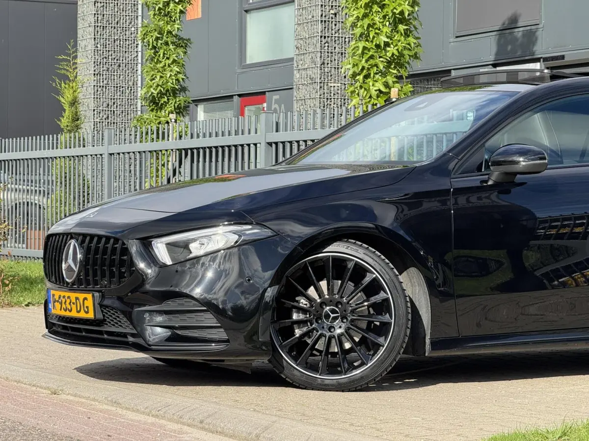 180 AMG|Pano|Ambient Lights|Night|Camera|CarPlay|Etc