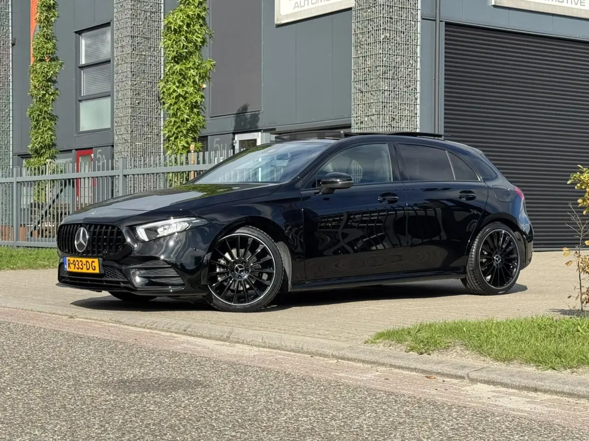 180 AMG|Pano|Ambient Lights|Night|Camera|CarPlay|Etc