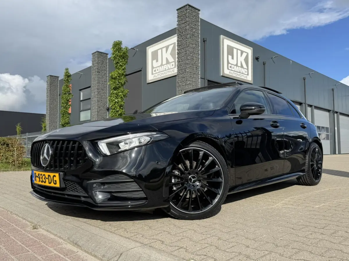180 AMG|Pano|Ambient Lights|Night|Camera|CarPlay|Etc