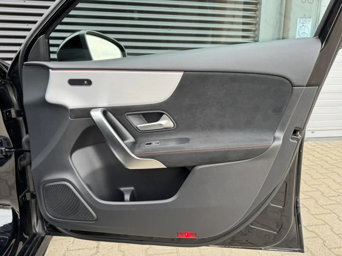 180 AMG|Pano|Ambient Lights|Night|Camera|CarPlay|Etc