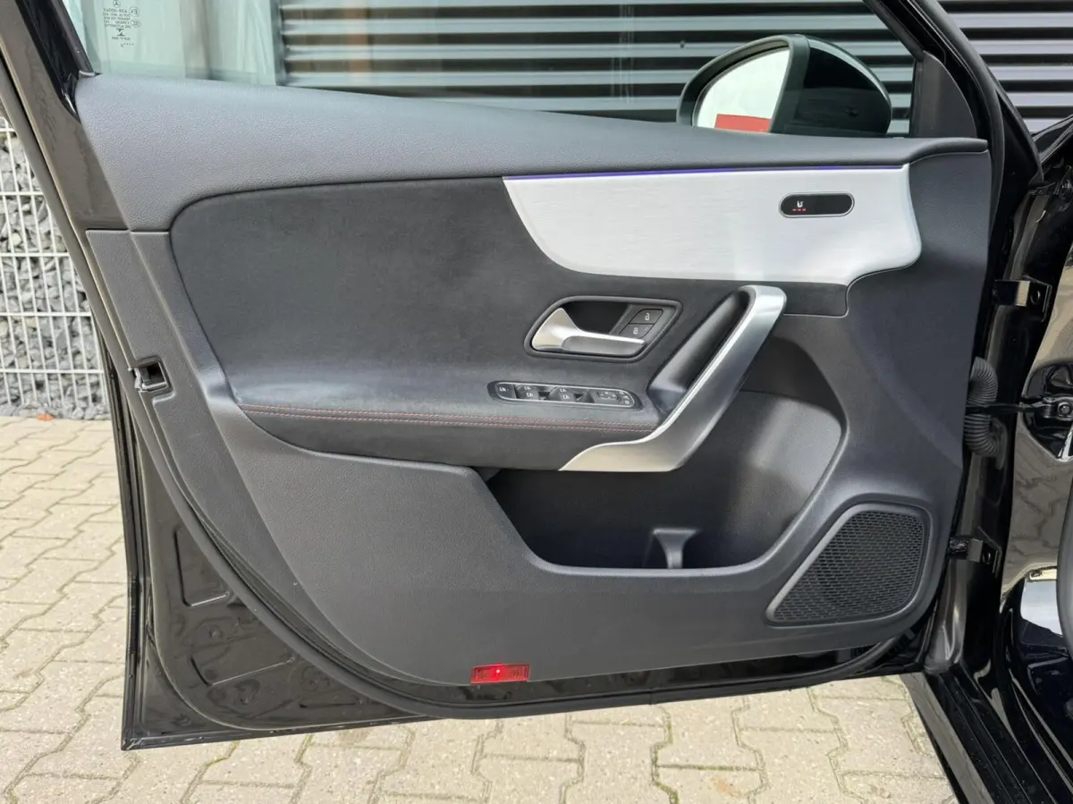 180 AMG|Pano|Ambient Lights|Night|Camera|CarPlay|Etc