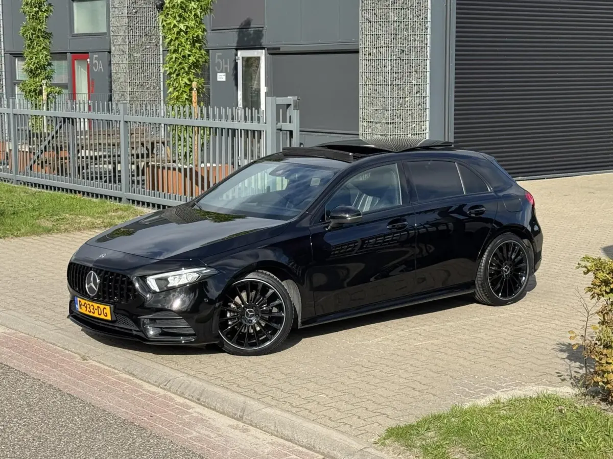 180 AMG|Pano|Ambient Lights|Night|Camera|CarPlay|Etc