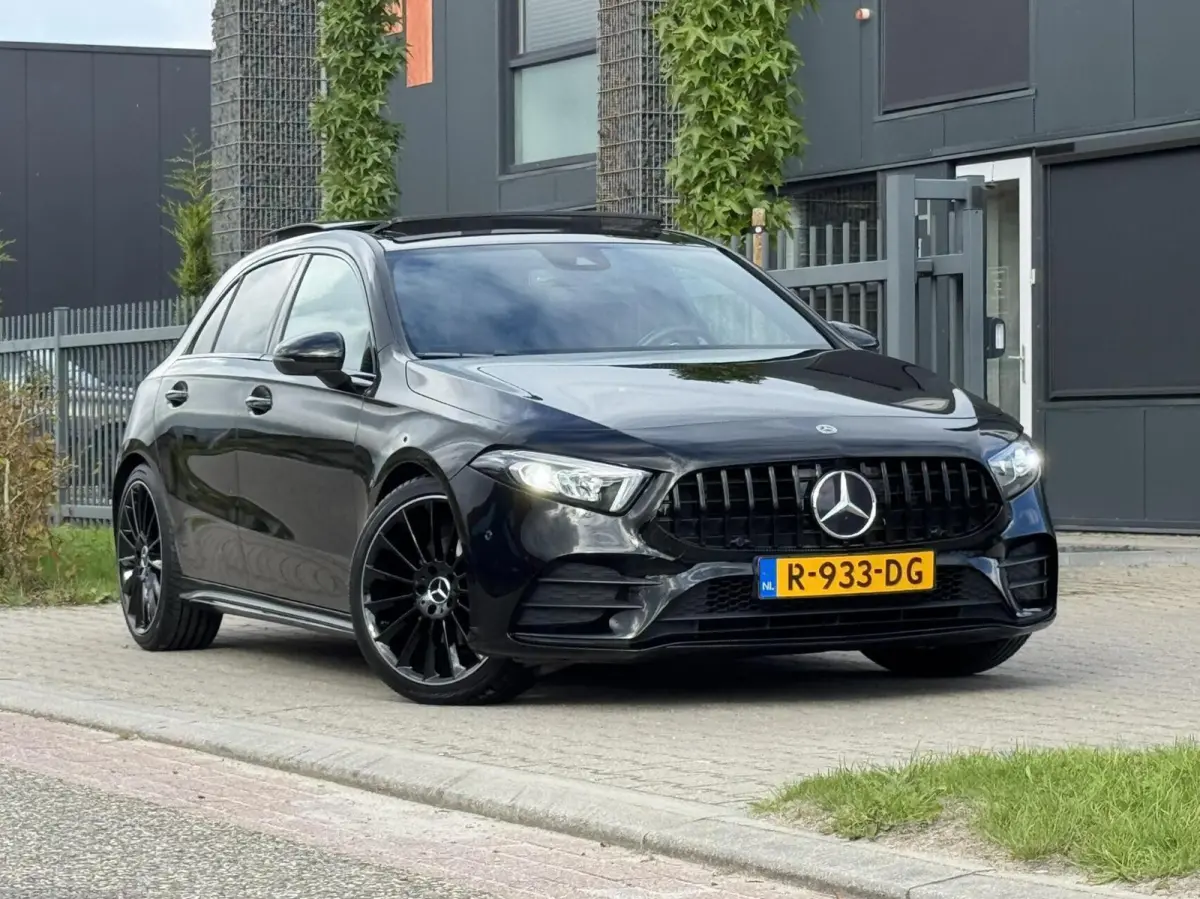 180 AMG|Pano|Ambient Lights|Night|Camera|CarPlay|Etc