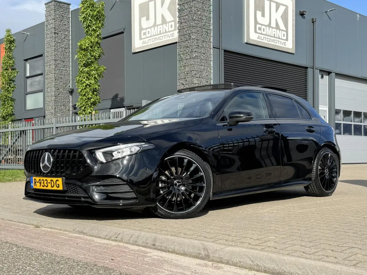180 AMG|Pano|Ambient Lights|Night|Camera|CarPlay|Etc