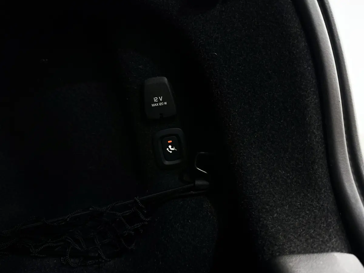 B4 Momentum Business | Parkeercamera | Stoel- en Stuurverwarming | Trekhaak | Google infotainment