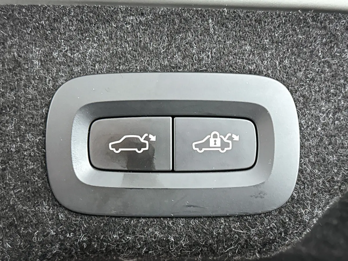 B4 Momentum Business | Parkeercamera | Stoel- en Stuurverwarming | Trekhaak | Google infotainment