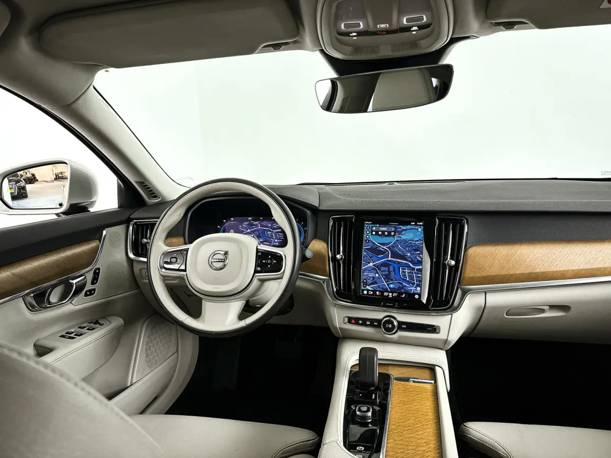 B4 Momentum Business | Parkeercamera | Stoel- en Stuurverwarming | Trekhaak | Google infotainment