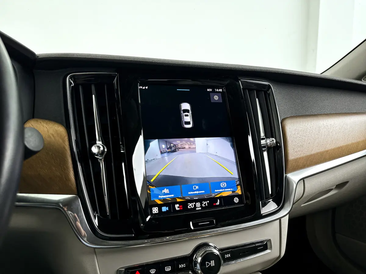 B4 Momentum Business | Parkeercamera | Stoel- en Stuurverwarming | Trekhaak | Google infotainment