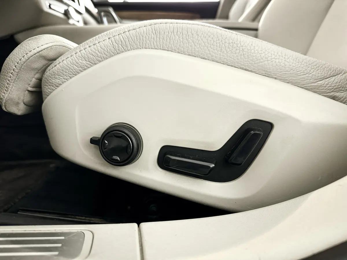 B4 Momentum Business | Parkeercamera | Stoel- en Stuurverwarming | Trekhaak | Google infotainment