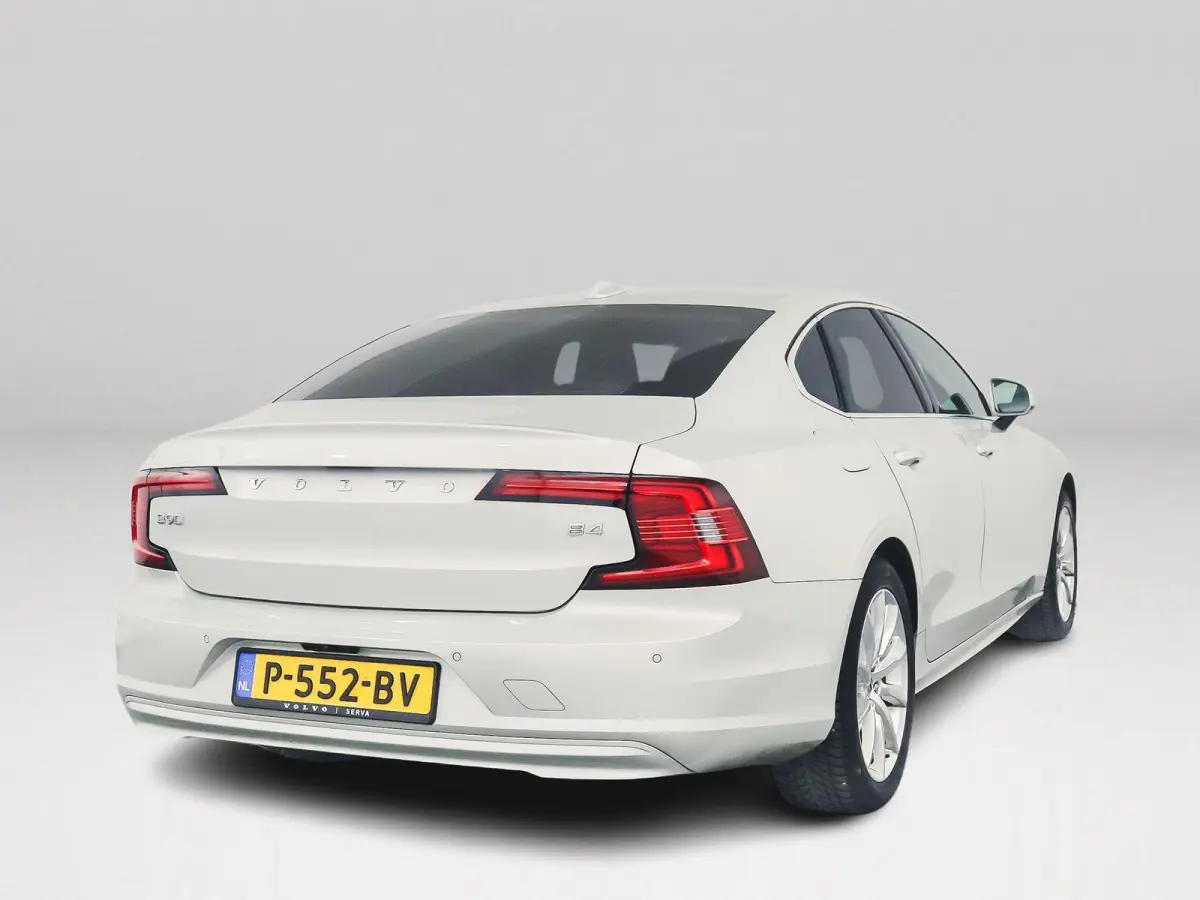 B4 Momentum Business | Parkeercamera | Stoel- en Stuurverwarming | Trekhaak | Google infotainment