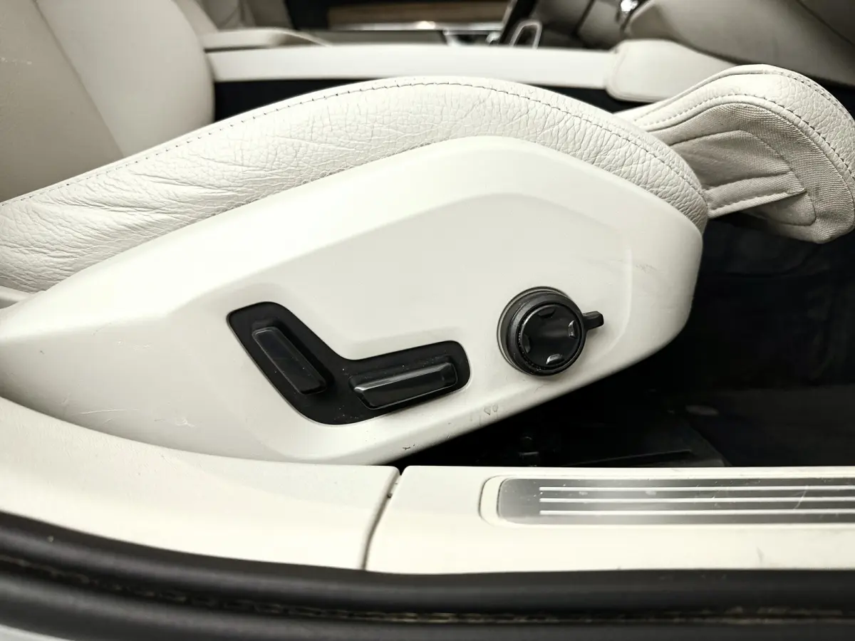 B4 Momentum Business | Parkeercamera | Stoel- en Stuurverwarming | Trekhaak | Google infotainment