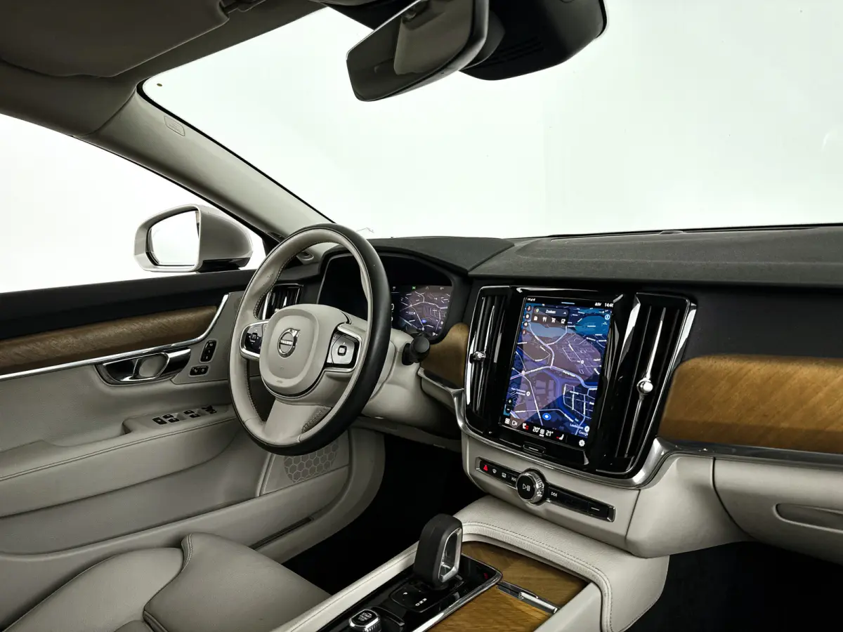 B4 Momentum Business | Parkeercamera | Stoel- en Stuurverwarming | Trekhaak | Google infotainment