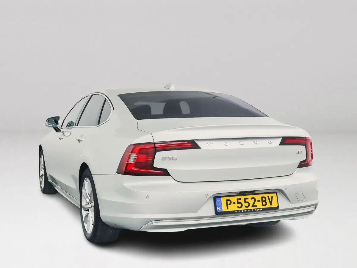 B4 Momentum Business | Parkeercamera | Stoel- en Stuurverwarming | Trekhaak | Google infotainment