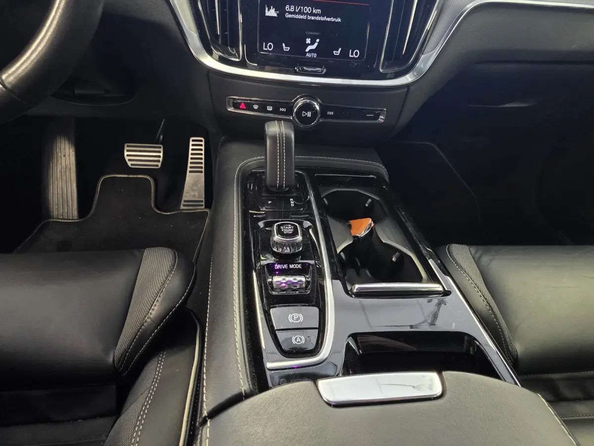 2.0 Recharge T8 AWD R-Design Plug-in hybrid – 390 pk – Pano – Leder
