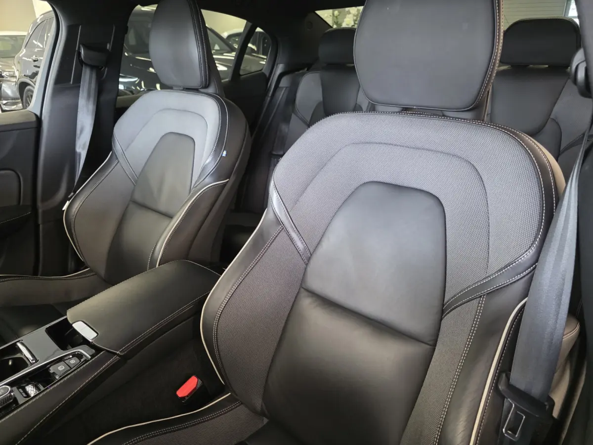 2.0 Recharge T8 AWD R-Design Plug-in hybrid – 390 pk – Pano – Leder