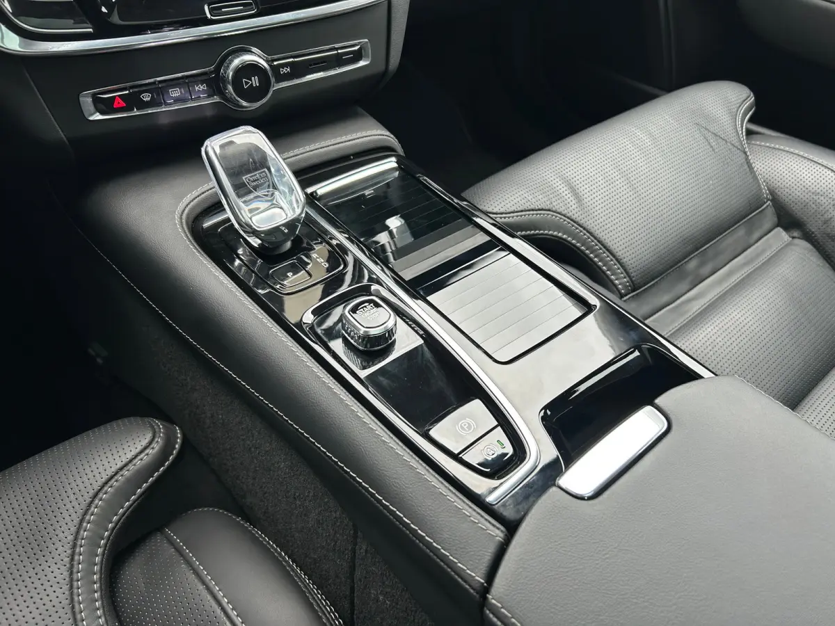2.0 T8 Plug-in hybrid AWD Ultra Dark | Luchtvering | Massage | Bowers&Wilkins | SoH97% | HU-Display |