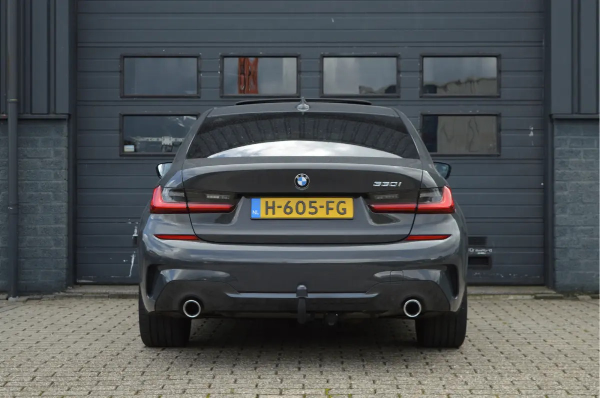 330i High Executive | M-PAKKET | ACC | SCHUIFDAK | TREKHAAK |