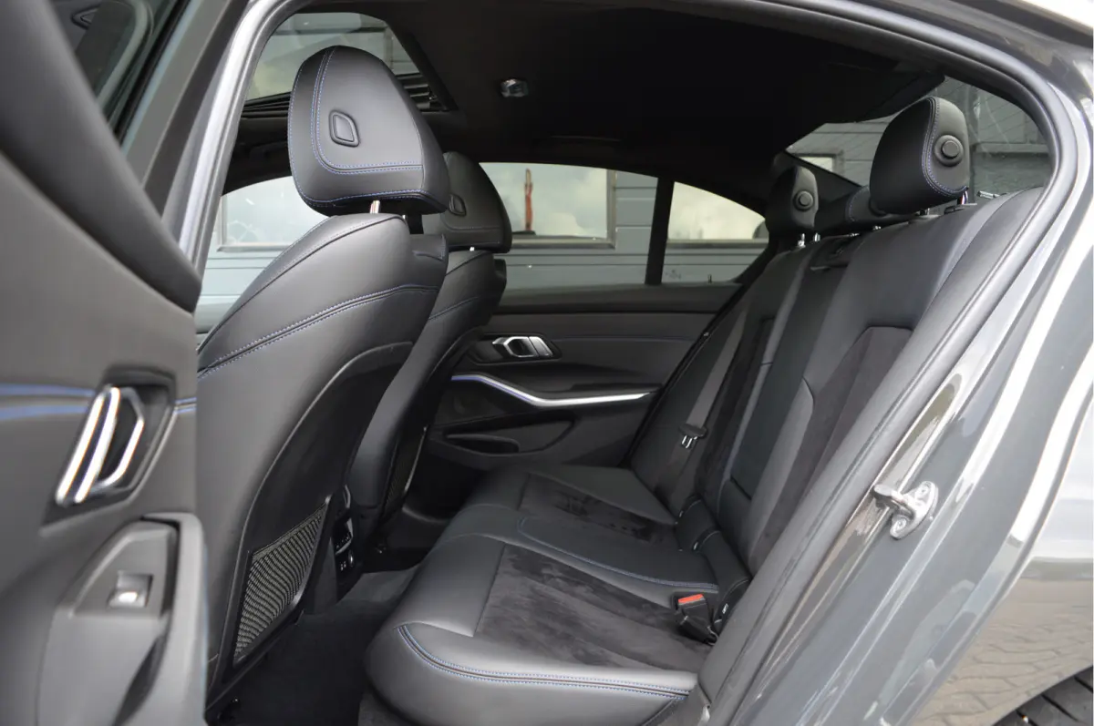 330i High Executive | M-PAKKET | ACC | SCHUIFDAK | TREKHAAK |