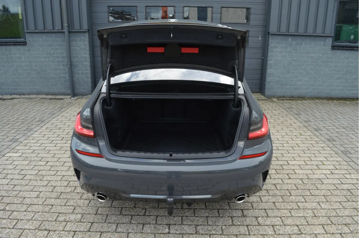 330i High Executive | M-PAKKET | ACC | SCHUIFDAK | TREKHAAK |