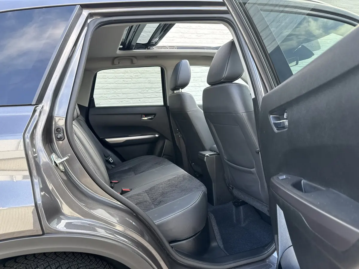 1.5 Hybrid Style Trekhaak 4 Seizoenen banden Panorama dak Camera Carplay Navigatie