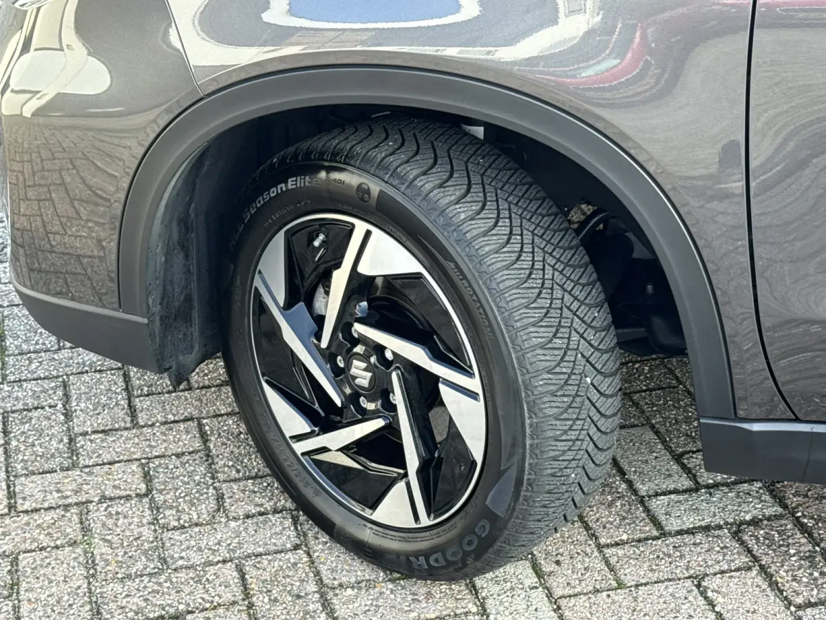 1.5 Hybrid Style Trekhaak 4 Seizoenen banden Panorama dak Camera Carplay Navigatie