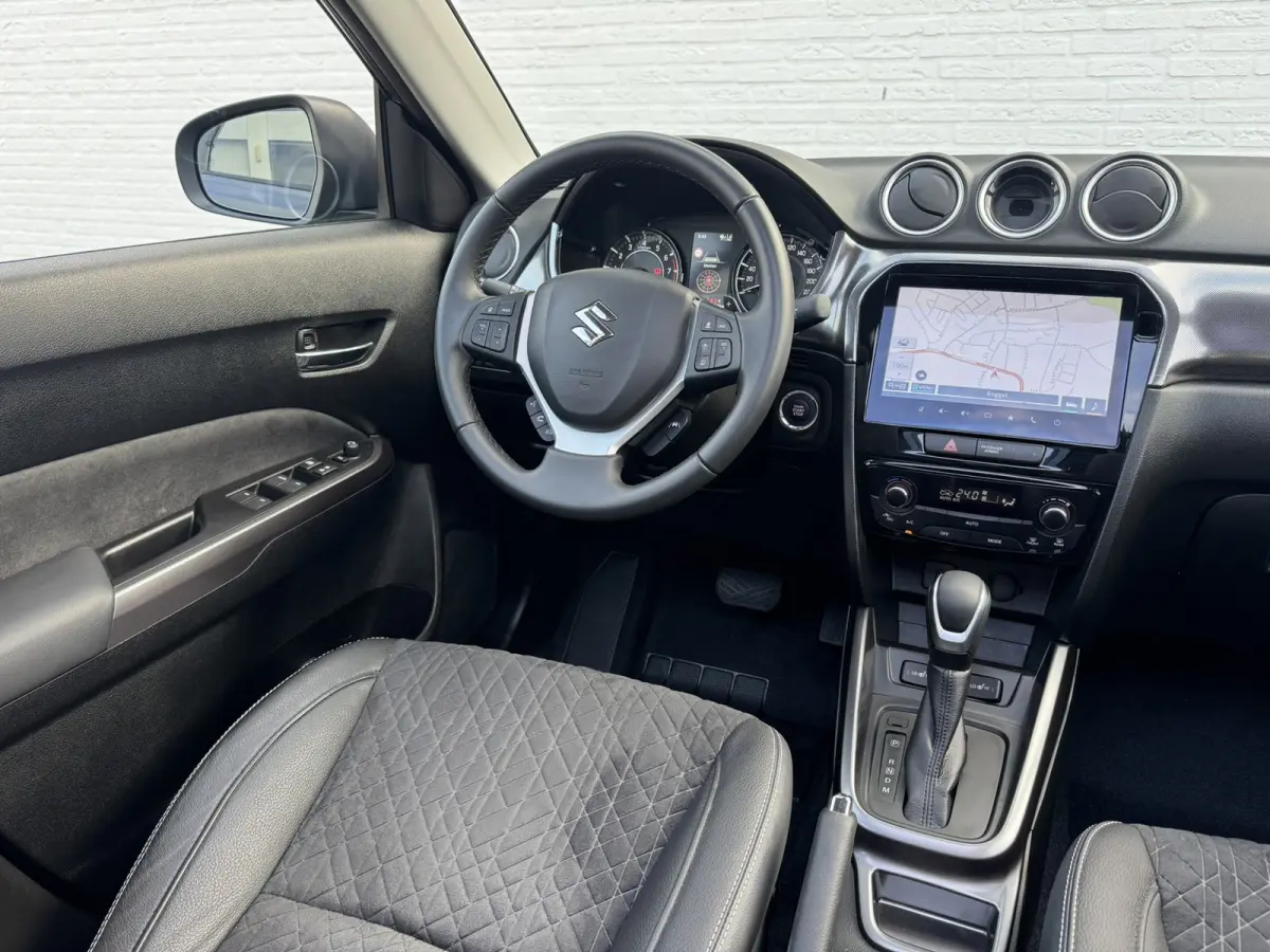 1.5 Hybrid Style Trekhaak 4 Seizoenen banden Panorama dak Camera Carplay Navigatie