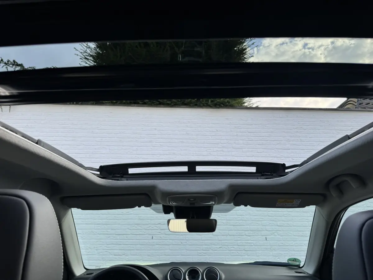 1.5 Hybrid Style Trekhaak 4 Seizoenen banden Panorama dak Camera Carplay Navigatie