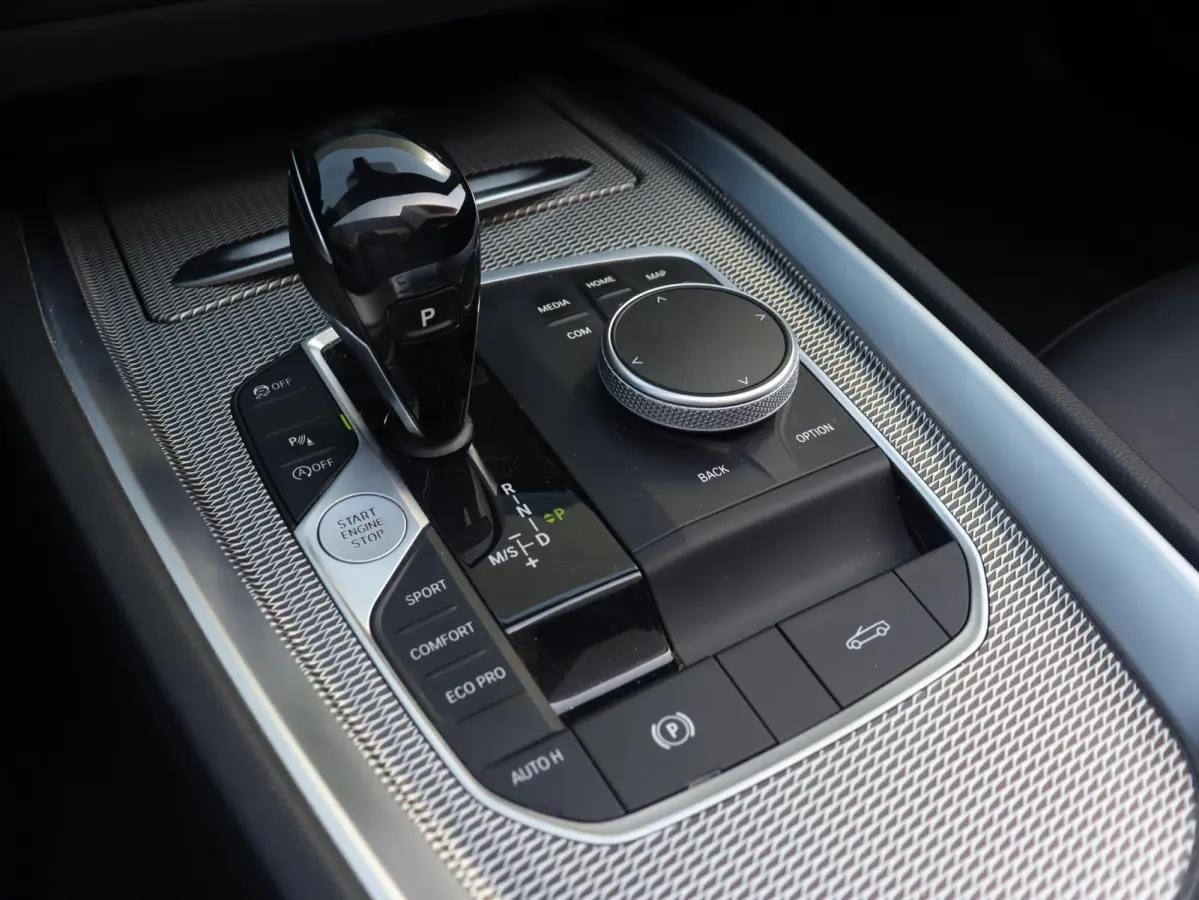 sDrive30i | High Executive | M Sportpakket | Head-Up | Adaptive Cruise Control | M Sportdifferentieel | Harman Kardon | Elektr. Stoelen | Comfort Access | 19'' LMV
