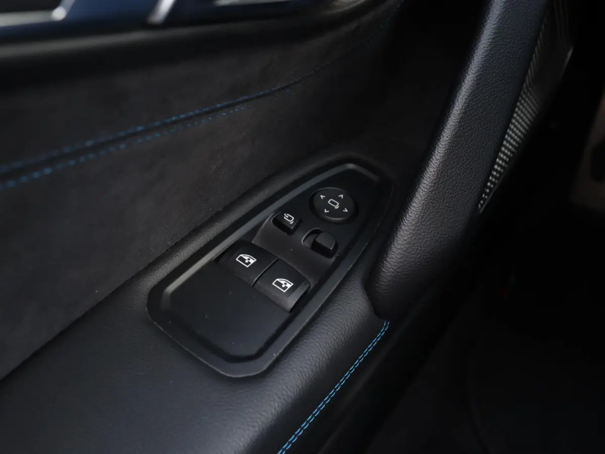 sDrive30i | High Executive | M Sportpakket | Head-Up | Adaptive Cruise Control | M Sportdifferentieel | Harman Kardon | Elektr. Stoelen | Comfort Access | 19'' LMV