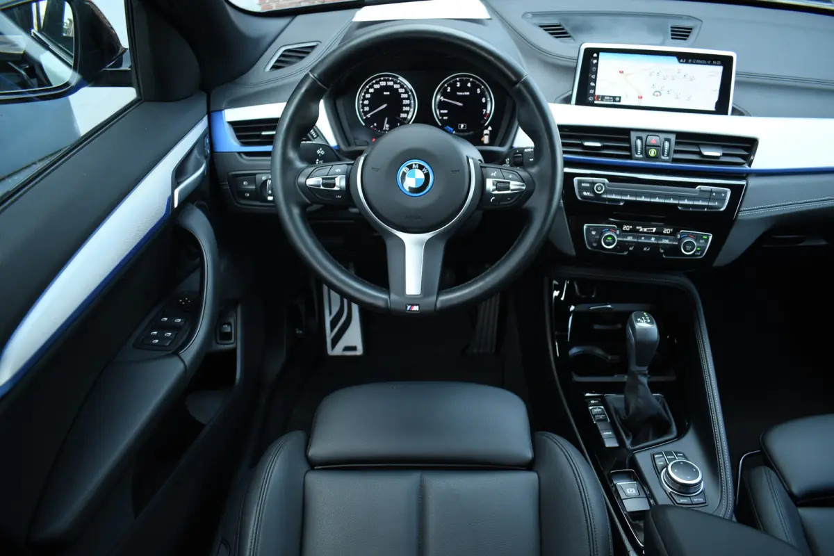 xDrive25e 220pk M-Sport 19inch Leder Stuurverw LED El-klep DAB BTW-auto!